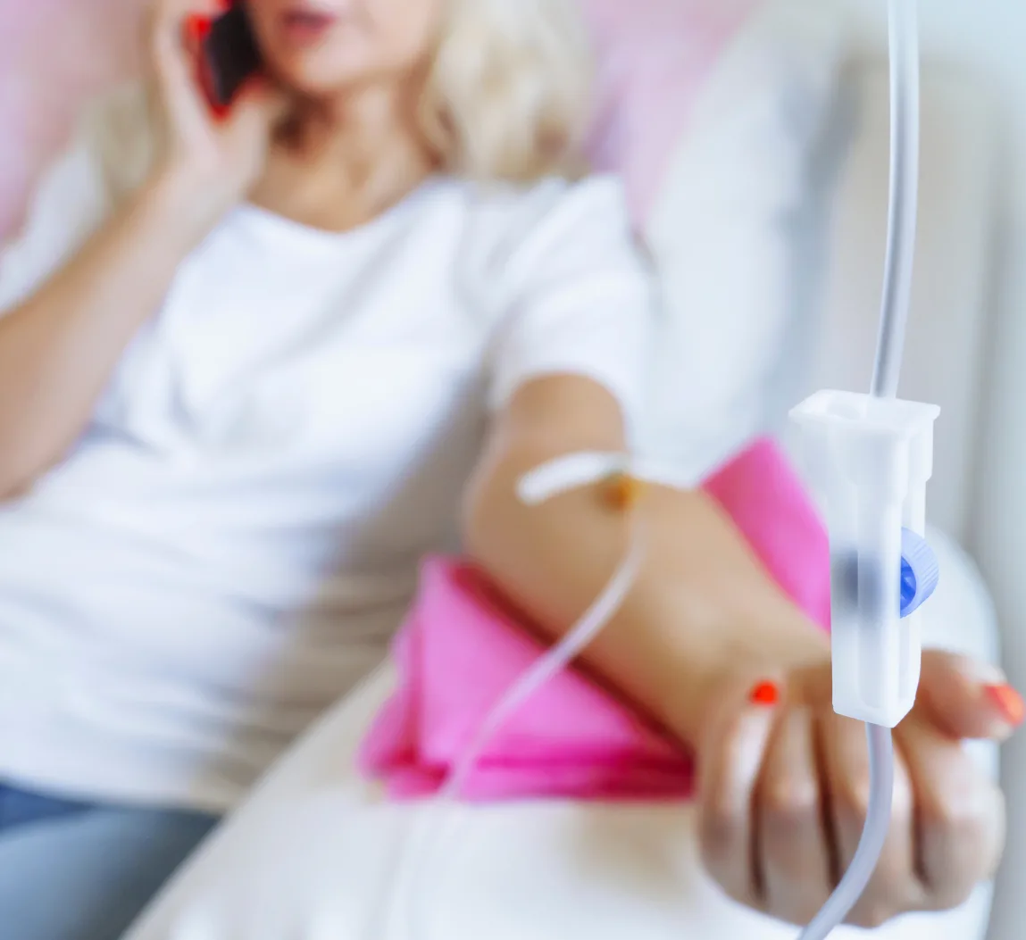 Un paciente descansa cómodamente durante una infusión de ketamina.